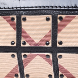 مملوكة مسبقًا حقيبة كلتش بربري بحزام معصم وسحاب جلد وPVC كاروهات نوفا سوداء