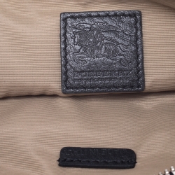 مملوكة مسبقًا حقيبة كلتش بربري بحزام معصم وسحاب جلد وPVC كاروهات نوفا سوداء