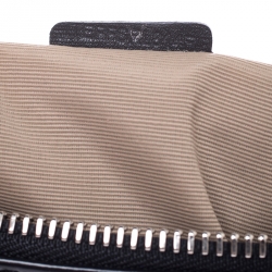 مملوكة مسبقًا حقيبة كلتش بربري بحزام معصم وسحاب جلد وPVC كاروهات نوفا سوداء