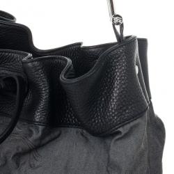 مملوكة مسبقًا Burberry Denim Drawstring Hobo