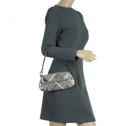 مملوكة مسبقًا Burberry Grey Shimmer Check Wristlet