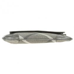 مملوكة مسبقًا Burberry Grey Shimmer Check Wristlet