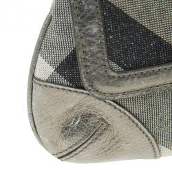 مملوكة مسبقًا Burberry Grey Shimmer Check Wristlet