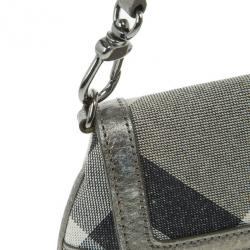 مملوكة مسبقًا Burberry Grey Shimmer Check Wristlet