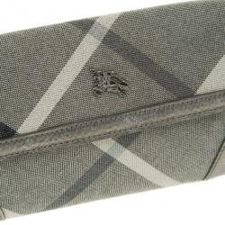 مملوكة مسبقًا Burberry Grey Shimmer Check Wristlet