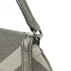 مملوكة مسبقًا Burberry Grey Shimmer Check Wristlet
