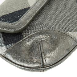 مملوكة مسبقًا Burberry Grey Shimmer Check Wristlet