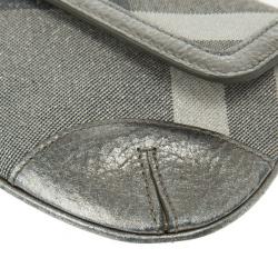مملوكة مسبقًا Burberry Grey Shimmer Check Wristlet