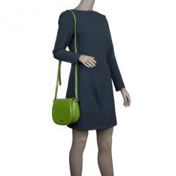 مملوكة مسبقًا حقيبة كتف بربري جلد لامع أخضر