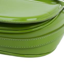 مملوكة مسبقًا حقيبة كتف بربري جلد لامع أخضر