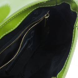 مملوكة مسبقًا حقيبة كتف بربري جلد لامع أخضر