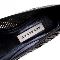 Pre Owned حذاء فلات بربري براد شو أسود بتفريغات ليزر مقدمة مدببة مقاس 39