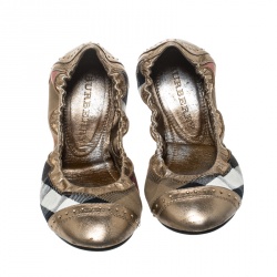 Pre Owned حذاء فلات باليه بربري قفل دوار ريتون PVC كاروهات نوفا والجلد أحمر مقاس 39