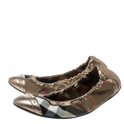 Pre Owned حذاء فلات باليه بربري قفل  دوار ريتون PVC كاروهات نوفا والجلد أحمر مقاس 39