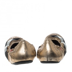 Pre Owned حذاء فلات باليه بربري قفل دوار ريتون PVC كاروهات نوفا والجلد أحمر مقاس 39