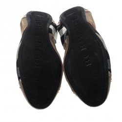 Pre Owned حذاء فلات باليه بربري قفل دوار ريتون PVC كاروهات نوفا والجلد أحمر مقاس 39