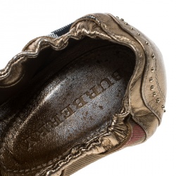 Pre Owned حذاء فلات باليه بربري قفل دوار ريتون PVC كاروهات نوفا والجلد أحمر مقاس 39