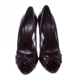 مملوكة مسبقًا حذاء كعب عالي بربري مقدمة مفتوحة جلد لامع عنابي مقاس 40