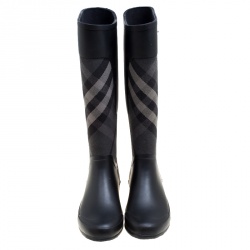 مملوكة مسبقًا Burberry Black Rubber and Beat Check Fabric Rain Boots Size 36