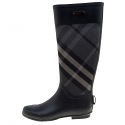 مملوكة مسبقًا Burberry Black Rubber and Beat Check Fabric Rain Boots Size 36