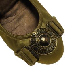 مملوكة مسبقًا Burberry Green Satin Clasp Ballet Flats Size 38