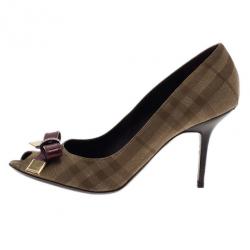 مملوكة مسبقًا Burberry Beige Plaid Canvas Patent Leather Bow Detail Peep Toe Pumps Size 40