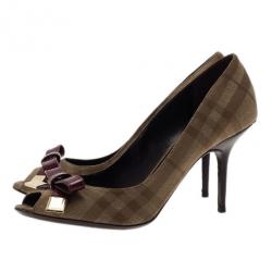 مملوكة مسبقًا Burberry Beige Plaid Canvas Patent Leather Bow Detail Peep Toe Pumps Size 40