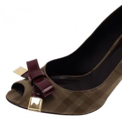 مملوكة مسبقًا Burberry Beige Plaid Canvas Patent Leather Bow Detail Peep Toe Pumps Size 40