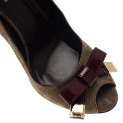 مملوكة مسبقًا Burberry Beige Plaid Canvas Patent Leather Bow Detail Peep Toe Pumps Size 40