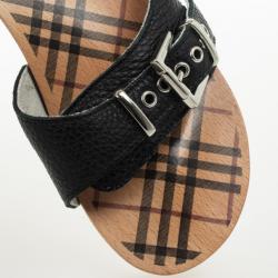مملوكة مسبقًا Burberry Black Leather Buckle Wooden Clogs Size 37