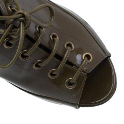 مملوكة مسبقًا صندل بربري برباط وحزام خلفي جلد أخضر مقاس 39