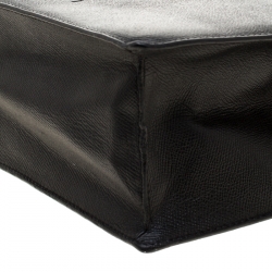 مملوكة مسبقًا حقيبة كتف بربري جلد سوداء