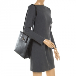 مملوكة مسبقًا حقيبة كتف بربري جلد سوداء