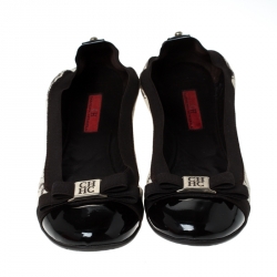 Pre Owned حذاء باليرينا فلات كارولينا هيريرا مقدمة سوداء فيونكة كانفاس مبطن مونوغرامي و جلد ثنائي اللون مقاس 37