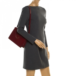 مملوكة مسبقًا حقيبة كتف كارتييه مظروف جلد حمراء