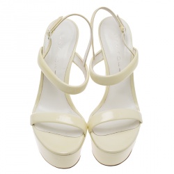 مملوكة مسبقًا Casadei Cream Patent Leather Plexiglass Wedge Slingback Sandals Size 39