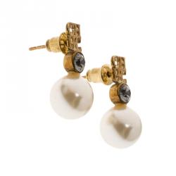 مملوكة مسبقًا أقراط سي أتش كارولينا هيريرا نقوش شعار مرصعة لؤلؤ صناعي ذهبية اللون 