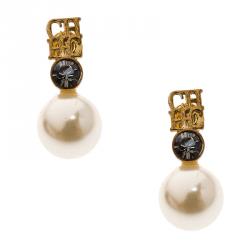 مملوكة مسبقًا أقراط سي أتش كارولينا هيريرا نقوش شعار مرصعة لؤلؤ صناعي ذهبية اللون 