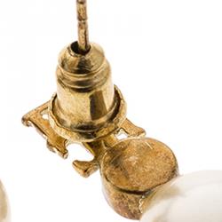 مملوكة مسبقًا أقراط سي أتش كارولينا هيريرا نقوش شعار مرصعة لؤلؤ صناعي ذهبية اللون 