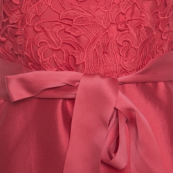 Pre Owned فستان سي أتش كارولينا هيريرا دانتيل أحمر بحزام وبلا أكمام S