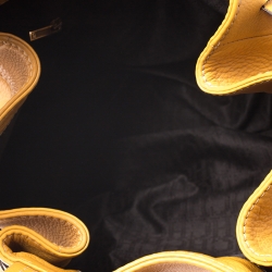 Pre Owned حقيبة كتف كارولينا هيريرا جلد أصفر مستردة برباط