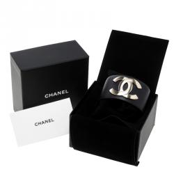 Pre Owned سوار شانيل مفتوح عريض ديسمبر 2017 إصدار محدود لون ذهبي جلد CC