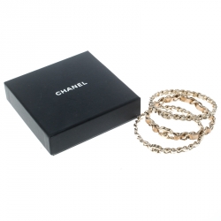 مملوكة مسبقًا طقم أساور شانيل CC بالشعار وقفل دوار جلد ميتاليك مغزول ذهبي اللون 3 قطع M