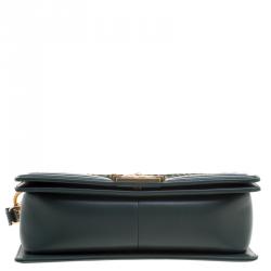 مملوكة مسبقًا حقيبة شانيل بوي متوسطة جلد ثعبان خضراء