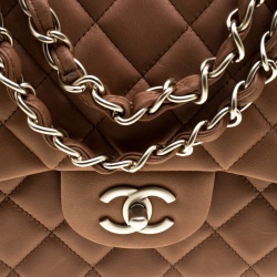 مملوكة مسبقًا حقيبة شانيل جامبو كلاسيك جلد بيج مبطن بقلاب مزدوج 