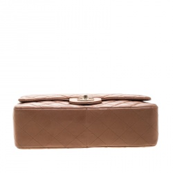 مملوكة مسبقًا حقيبة شانيل جامبو كلاسيك جلد بيج مبطن بقلاب مزدوج 