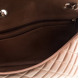 مملوكة مسبقًا حقيبة شانيل جامبو كلاسيك جلد بيج مبطن بقلاب مزدوج 