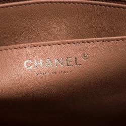 مملوكة مسبقًا حقيبة شانيل جامبو كلاسيك جلد بيج مبطن بقلاب مزدوج 