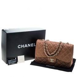 مملوكة مسبقًا حقيبة شانيل جامبو كلاسيك جلد بيج مبطن بقلاب مزدوج 