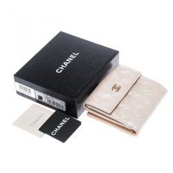 مملوكة مسبقًا Chanel Beige Clair Quilted Caviar Leather Compact Wallet